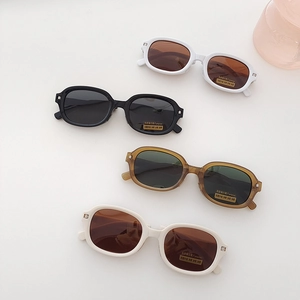 Foldable polarized sunglasses with vintage oval frames in black white and tea colors