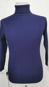 Dettaglio maglione uomo blu navy a collo alto con trama a trecce e vestibilità aderente