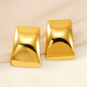 Macro de boucles d'oreilles rectangulaires en or poli avec une finition miroir 18k chic