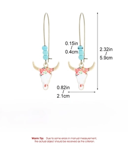 Vue détaillée des boucles d'oreilles bohèmes tête de taureau avec perles de turquoise