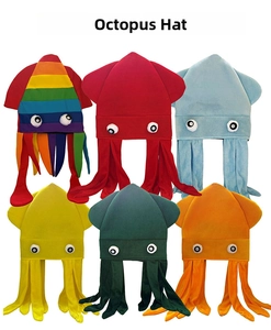 Detailweergave van kleurrijke pluche octopushutten in regenboog, rood en blauw tinten
