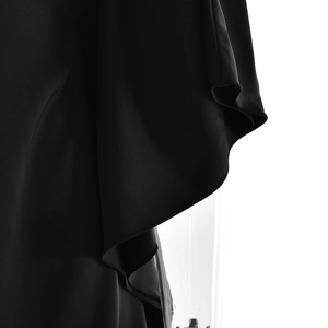 Vue détaillée du tissu en satin noir avec d'élégants plis à volants et texture lisse