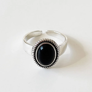 Vintage S925 sterling silver open ring with black agate stone and rope twist border