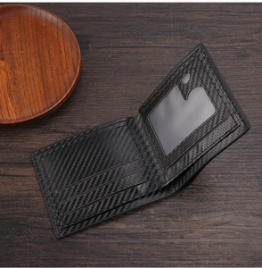 Dettaglio portafoglio bifold in fibra di carbonio con slot per carte e finestra ID