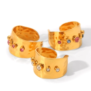 Anello aperto in acciaio inossidabile placcato oro 18K con zirconi colorati e martellato