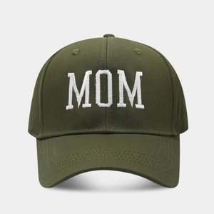 Detalle del bordado MOM en gorra de béisbol de algodón verde oliva con visera curva