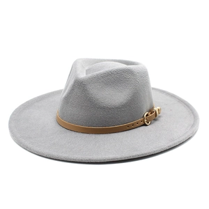 Chapeau fedora en laine gris clair avec large bord plat et ceinture en cuir marron