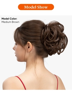Détail d'un chignon décoiffé châtain moyen montrant une texture bouclée et un volume naturel