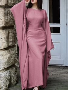 Détail du drapé fluide et de la texture de l'élégante robe abaya rose à manches longues