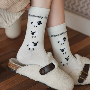 Chaussettes mi-hautes crème avec motif de mouton et slogan I like counting sheep