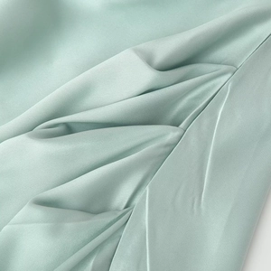 Elegante abito lungo in raso verde menta con schiena scoperta e spacco laterale sexy