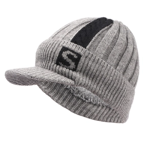 Detail view of the thick fleece lining and 'S' logo on the grey knitted visor beanie