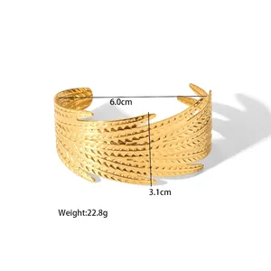 Bracelet manchette ouvert doré avec texture plume en acier titane de style vintage
