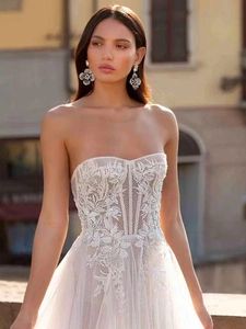 Détails de robe de mariée avec broderies de dentelle florale et perles délicates