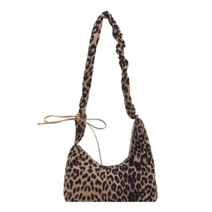 Sac hobo léopard avec bandoulière plissée et détail de nœud à cordon coulissant