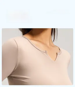 Primo piano dell'elegante scollo a V sulla maglia da yoga beige in maglia elastica