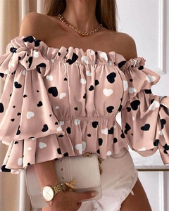 Detail der rosa Off-Shoulder-Bluse mit Herzmuster, elastischer Taille und Rüschenärmeln