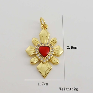 Dettaglio del ciondolo a croce placcato oro 18K con cuore rosso, altezza 2,9 cm e peso 2g