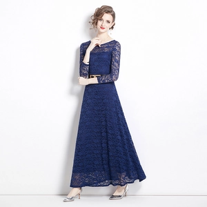 Abito a trapezio in pizzo blu scuro a maniche lunghe con cintura e ricami floreali