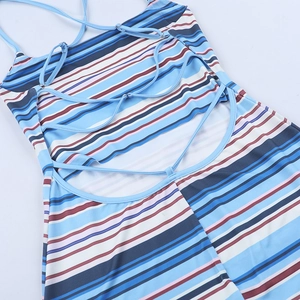 Détail d'un body rayé dos nu avec liens ajustables et tissu en maille extensible