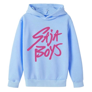 Vue détaillée du sweat à capuche bleu clair avec texte rose SAJA BOYS et bords-côtes