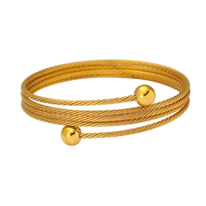 Dettaglio del bracciale multifilo dorato con estremità a sfera liscia e lucida