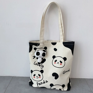 Detailaufnahme der Panda-Stofftasche mit Panda-Mustern und kleinem Plüschanhänger