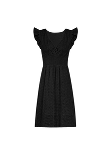 Détail du col en V et de la broderie anglaise sur la robe noire à manches volants