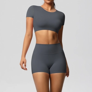 Detailaufnahme des dunkelgrauen nahtlosen Yoga-Sets mit matter Textur und hoher Taille