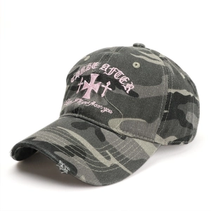 Casquette de baseball camouflage vintage avec broderie croix rose et bord usé
