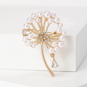 Détail de la broche pissenlit dorée avec perles blanches et pendentif en cristal