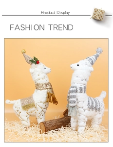Detailopname van pluche alpaca's met feestelijke mutsen voor kerstdecoratie