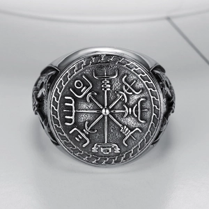 Anello bussola vichinga in acciaio inossidabile vintage con finitura argento antico e dettagli