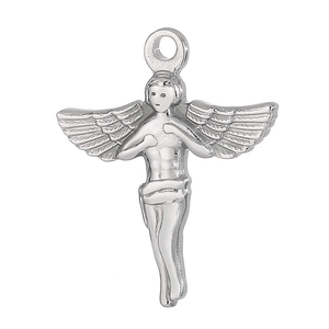 Gros plan d'un pendentif ange en argent avec une finition métallique polie et des ailes ciselées
