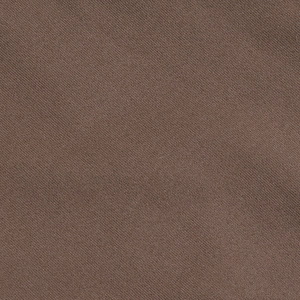 Détail macro du tissu sergé marron montrant la texture fine et le tissage de la robe