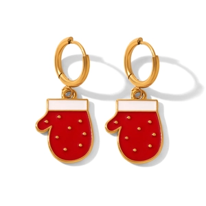 Détail de créoles dorées avec pendentifs gants de Noël en émail rouge et poignets blancs