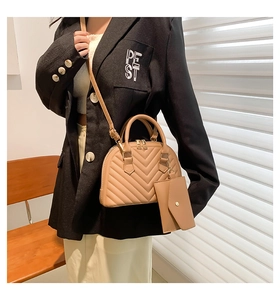 Détail du sac beige matelassé à chevrons avec poignée et petit sac enveloppe amovible