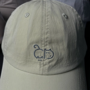 Beige Baumwoll-Baseballkappe mit minimalistischer blauer Stickerei einer dicken Katze