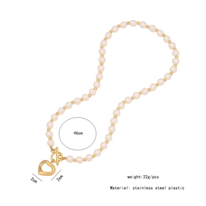 Vue détaillée du collier coeur perlé avec spécifications de taille et de matériau