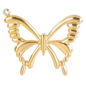 Gros plan d'un pendentif papillon doré en acier inoxydable avec finition polie et anneau