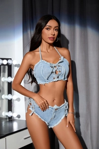 Dettaglio bikini in denim azzurro con top allacciato al collo, occhielli e bordi sfilacciati