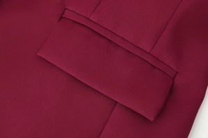 Dettaglio della tasca del blazer bordeaux con trama di tessuto twill premium