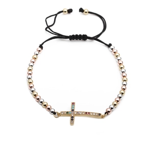 Détail du bracelet croix orné de zircons colorés et de perles métalliques tricolores