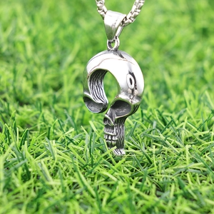 Pendentif crâne point d'interrogation rétro en acier inoxydable sur chaîne argentée