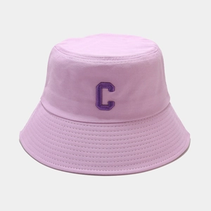 Détail du chapeau bob lavande avec lettre C brodée en violet sur un tissu de coton doux