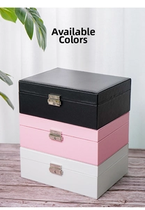 Dettaglio dei portagioie in ecopelle nei colori nero, rosa e bianco con serrature in metallo