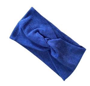 Dettaglio della fascia da yoga in maglia a coste blu con elegante design a nodo frontale