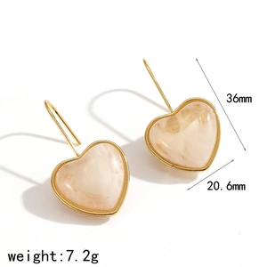 Détail des boucles d'oreilles en cœur montrant les dimensions 36mm et la texture marbrée
