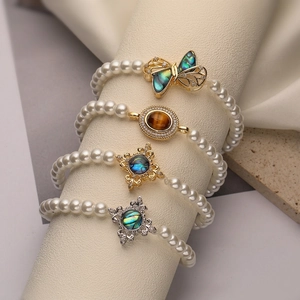 Eleganter Künstliche Perlen Armband Kupfer Vergoldet Mit Schmetterling Blumen Anhänger Und Muschel Inlay Für Damen Handgefertigter Schmuck