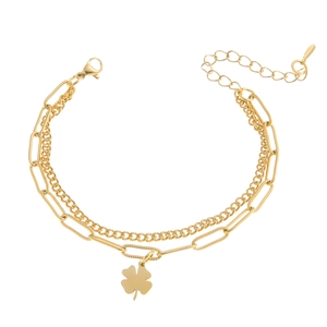 Bracelet double rang en acier inoxydable doré avec pendentif trèfle sur fond blanc